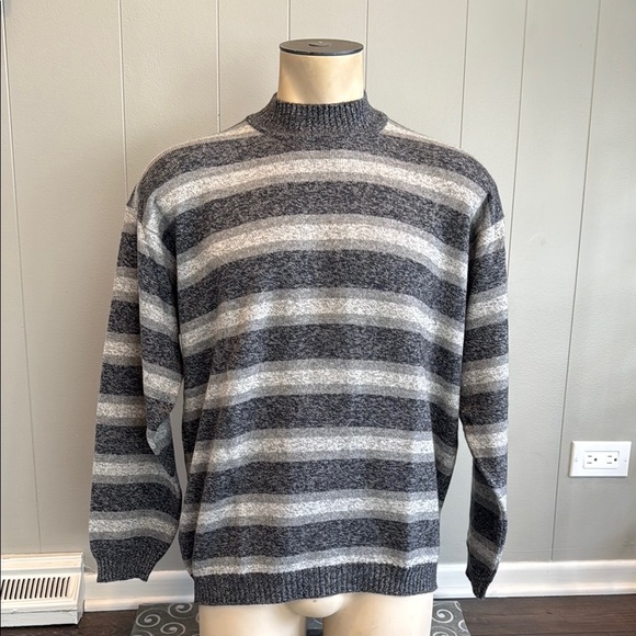 Saks Fifth Men’s XL Avenue Gray and White Crewneck Sweater - Picture 1 of 5